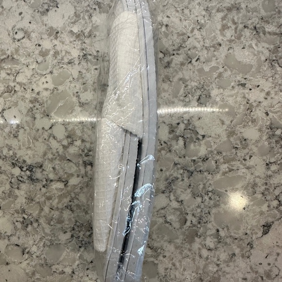 New in bag THE CHATEAUX DEER VALLEY SLIPPERS -OS - Picture 3 of 4